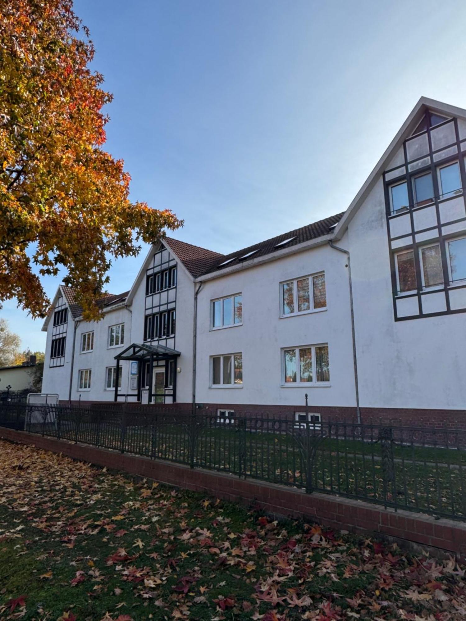 Fc-Apartmenthaus Falkensee Mit Grossem Garten Und Pkw Stellflaechen Exterior foto